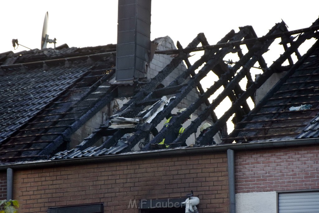 Feuer 2 Vollbrand Reihenhaus Roggendorf Berrischstr P174.JPG - Miklos Laubert